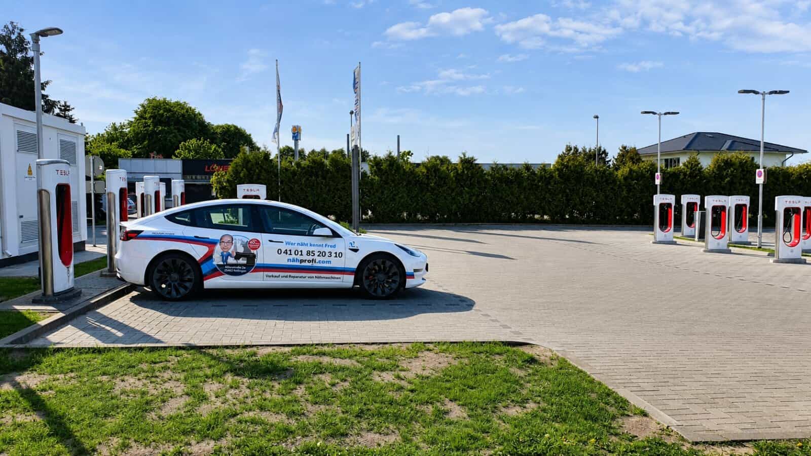 Autos & E-Mobilität mit Fred 4 Tesla Model 3 an einem Schnellladepark