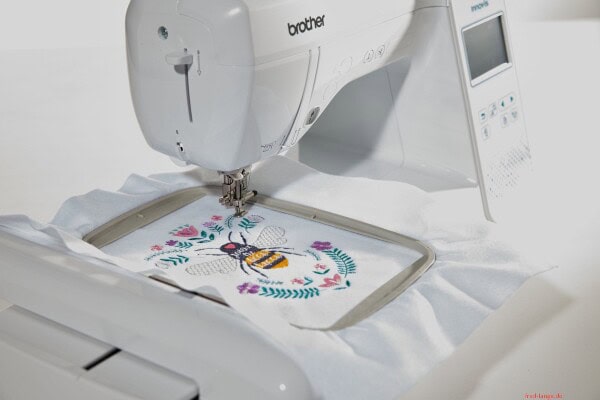 Stickmaschinen-Testsieger 1 Brother Innov-is F540E Stickmaschine beim Sticken